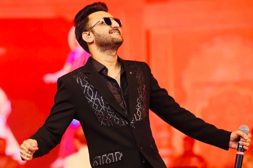 Sharad Lashkari performing on stage